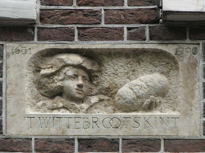 820759 Afbeelding van de gevelsteen 't Wittebrootskint 1631 - 1990 in de voorgevel van het pand Oudegracht 276 te ...